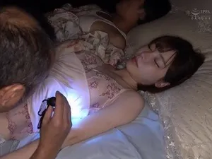 Vào bar uống say được anh nhân viên đưa về nhà nghỉ "phục vụ"