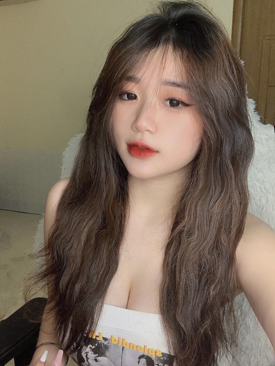 Bị vợ bạn lén lút bú buồi trong bếp